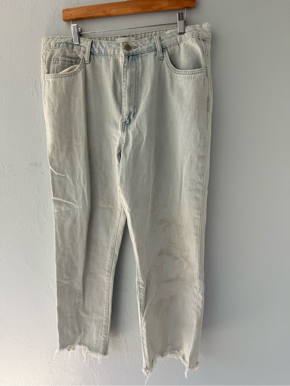 Women's Light Wash Wide Leg Jeans with Raw Hem